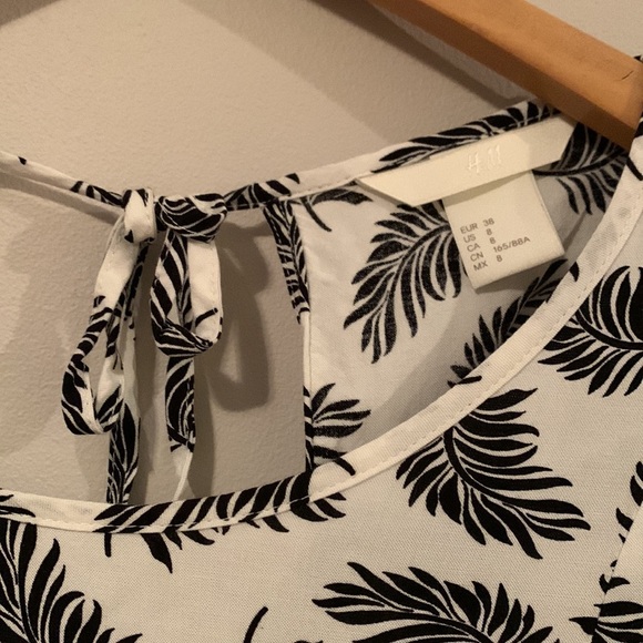 Back and white feather swing dress - Picture 4 of 7